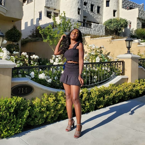 Meet your Posher, Nicole - Picture 2 of 2